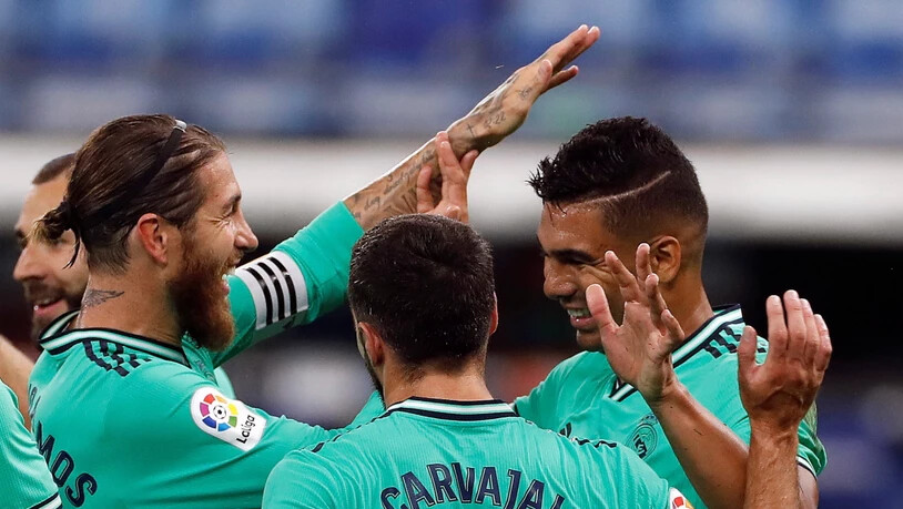 Casemiro (rechts) bekommt Glückwünsche von Captain Sergio Ramos