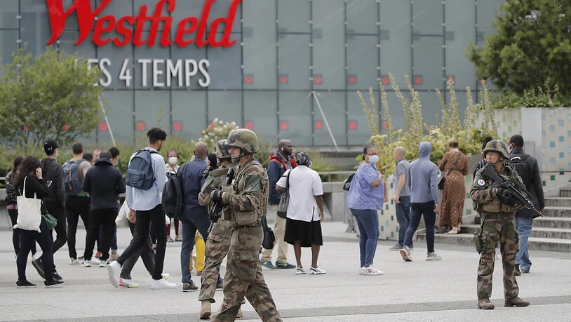 Soldaten patrouillieren vor dem Einkaufszentrum "Les Quatre Temps" im Geschäftsviertel La Défense westlich von Paris. Foto: Christophe Ena/AP/dpa