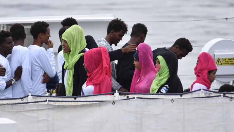 Aus Seenot gerettete Migranten auf einem Schiff der italienischen Küstenwache 2018. Deutschland fordert eine grössere Beteiligung aller EU-Saaten bei der  Seenotrettung. (Foto: Orietta Scardino/EPA/KEYSTONE)