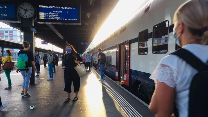 Die meisten Pendlerinnen und Pendler, die am Montagmorgen am Bahnhof Oerlikon in Zürich unterwegs waren, trugen eine Gesichtsmaske. In den S-Bahnen sassen Vereinzelte ohne Masken, ebenso in Trams oder Bussen.