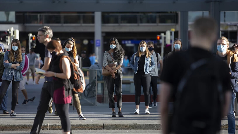 Warten aufs Tram, teils mit teils ohne Maske: Szene in Bern.