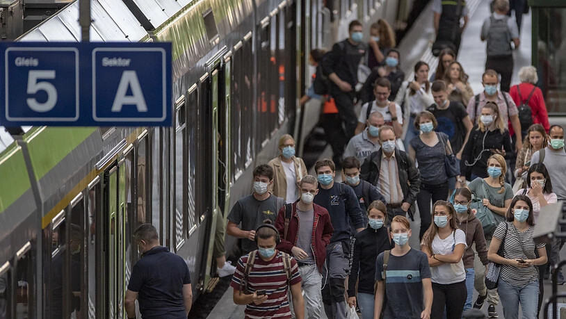 Menschenansammlung beim Aussteigen: Viele behalten in Luzern die Masken auf.