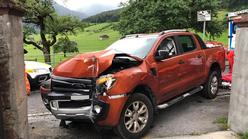 Der Fahrer dieses Autos wurde nach dem Unfall in Glarus ins Universitätsspital Zürich geflogen.
