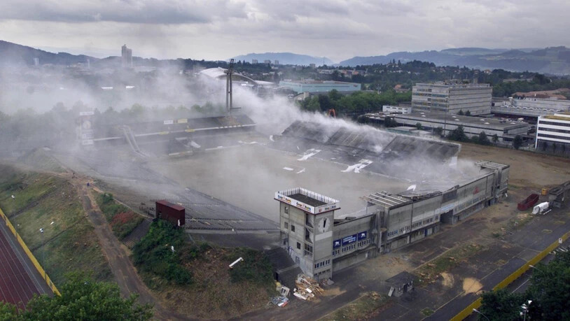 Am 3. August 2001 wurde das Stadion in Schutt und Asche gesprengt