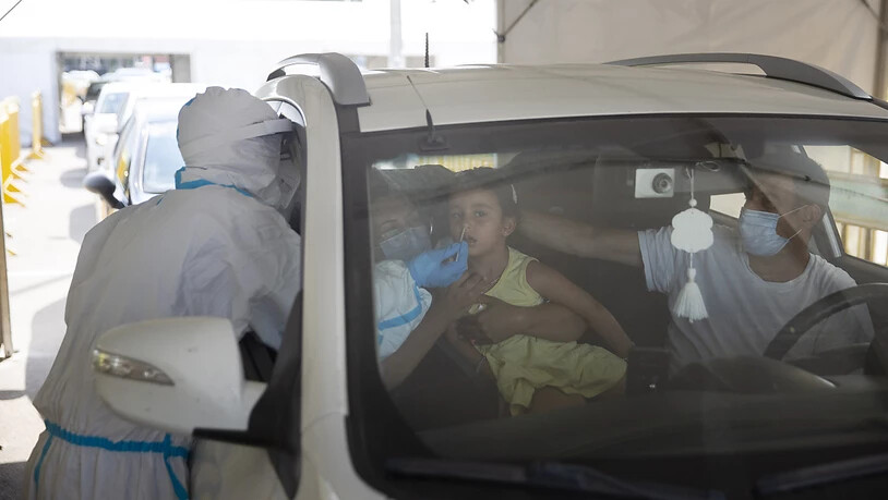 Ein medizinischer Mitarbeiter entnimmt einem Mädchen an einer Drive-Thru-Station für Covid-19-Tests einen Abstrich über die Nase. Nach einem deutlichen Anstieg von Corona-Neuinfektionen hat Israel am Montag die Beschränkungen zur Eindämmung des Virus…