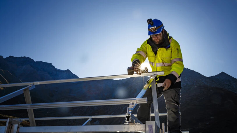 Ein Arbeiter montiert Solar-Paneele. Würde man in der Schweiz jetzt offensiv Solar-Energie fördern, könnten 14'000 Arbeitsplätze geschaffen werden. Eine kurze Anlehre würde reichen. Dadurch käme die Schweiz den Klimazielen näher und würde die…
