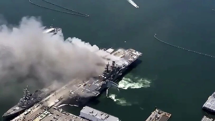 Beim Ausbruch eines Feuers auf einem US-Marineschiff hat es am Sonntag (Ortszeit) zahlreiche Verletzte gegeben.