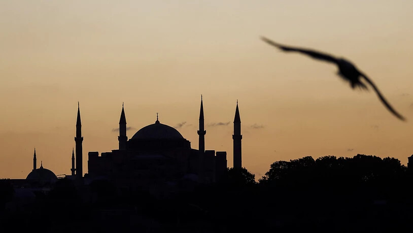ARCHIV - Blick auf die Hagia Sophia. Rund 90 Jahre nach der Umwandlung des Istanbuler Wahrzeichens Hagia Sophia in ein Museum durch Republikgründer Atatürk wird das Gebäude wieder eine Moschee. Der türkische Präsident Erdogan ordnete am 10. Juli die…