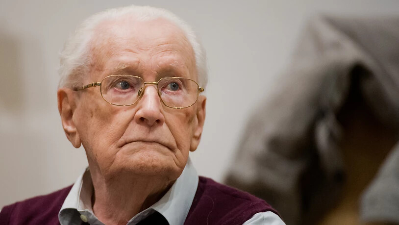 ARCHIV - Der Angeklagte Oskar Gröning sitzt im Gerichtssaal. Der frühere SS-Mann wurde wegen Beihilfe zum Mord in 300 000 Fällen in Auschwitz verurteilt. Foto: Julian Stratenschulte/dpa