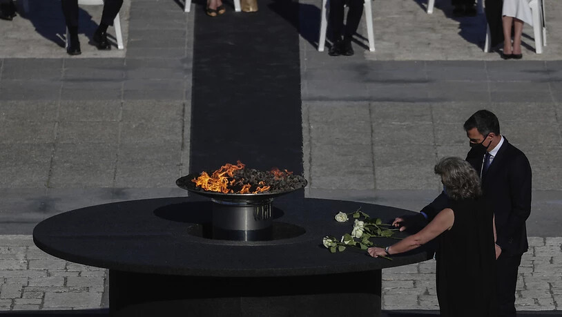 Pedro Sanchez (r), Ministerpräsident von Spanien, nimmt an einer Trauerzeremonie zum Gedenken an die Corona-Opfer auf dem Armeria-Platz im Madrider Königspalast teil. Foto: Manu Fernandez/AP/dpa