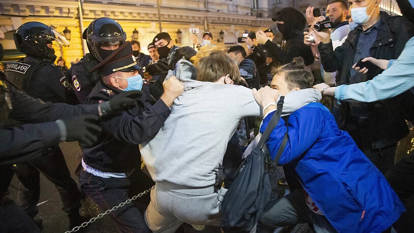 Polizeibeamte stoßen mit Demonstranten fest zusammen. Hunderte Menschen haben auf dem zentralen Puschkin-Platz gegen die umstrittenen Verfassungsänderungen protestiert, die vor rund zwei Wochen in Kraft getreten sind. Das neue Grundgesetz erweitert die…