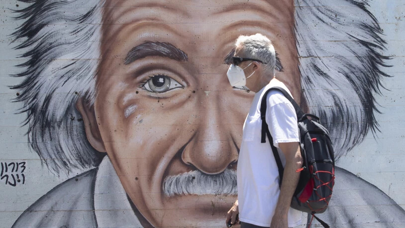 Ein israelischer Mann, der einen Mund- und Nasenschutz trägt, geht an einem Wandbild vorbei, das Albert Einstein zeigt. Zu Beginn der weltweiten Corona-Pandemie galt Israel vielen als leuchtendes Beispiel für eine rasche und erfolgreiche Eindämmung. Doch…