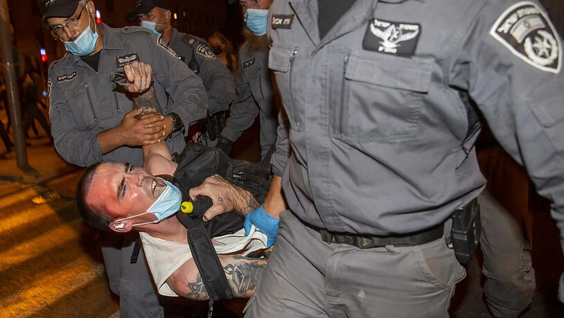 Bei einer Demonstration gegen den israelischen Regierungschef Benjamin Netanjahu in Jerusalem sind 55 Menschen festgenommen worden.