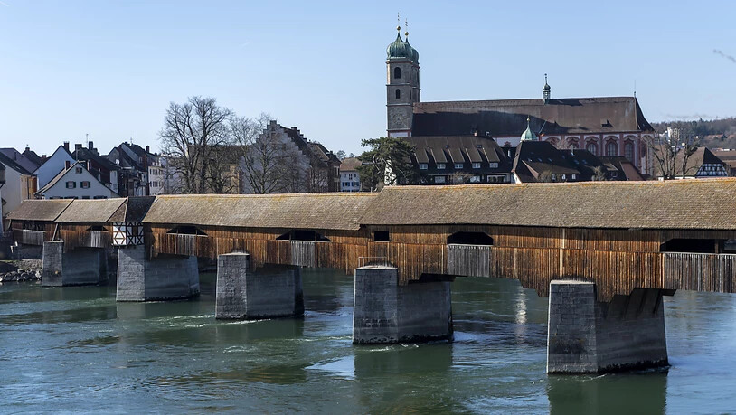 Im Rhein in der Nähe der historischen Holzbrücke zwischen Bad Säckingen D und Stein AG werden seit Donnerstagabend mutmasslich zwei Männer vermisst. (Archivbild)