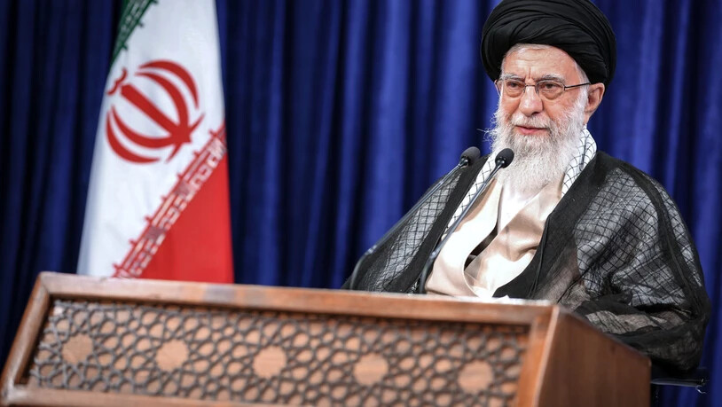 HANDOUT - Ajatollah Ali Chamenei, oberster Führer des Iran, hält eine Rede anlässlich des muslimischen Feiertags Eid al-Adha, der auch als «Opferfest» bekannt ist. Foto: -/Iranian Supreme Leader's Office/dpa - ACHTUNG: Nur zur redaktionellen Verwendung…