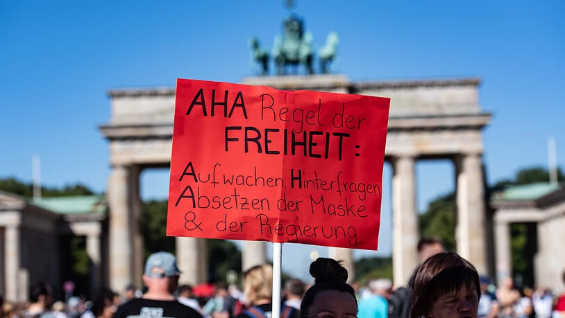 Protest gegen staatliche Bevormundung am Brandenburger Tor in Berlin.