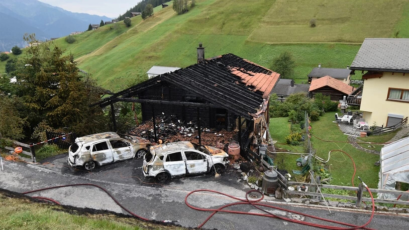 Ein Holzhaus und zwei Autos wurden Opfer der Flammen.
