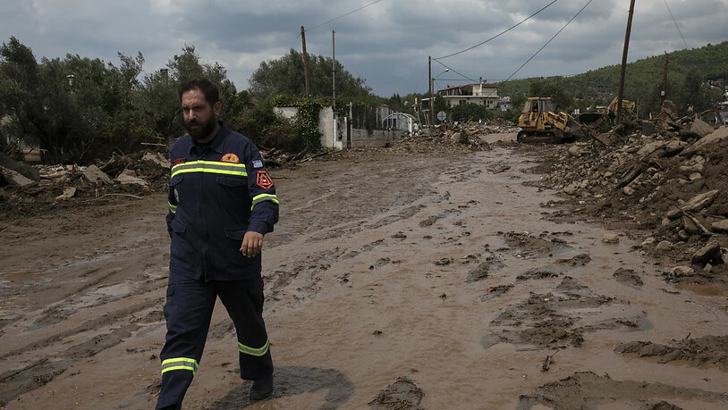 Ein Mitarbeiter des Katastrophenschutzes auf der griechischen Insel Euböa. Foto: Yorgos Karahalis/AP/dpa