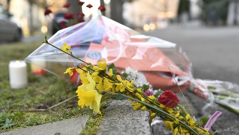 Die Tötung des siebenjährigen Kindes ereignete sich am 21. März 2019 im Basler Gotthelf-Quartier. Noch immer erinnern Blumen an die Tat.