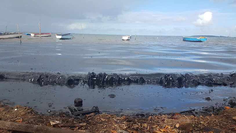 HANDOUT - Ein Ölteppich bedeckt das Wasser vor dem Strand, nachdem bereits am 25. Juli der Frachter «Wakashio» vor der Ostküste von Mauritius auf Grund lief und inzwischen begonnen hat, Kraftstoff aus einem Tank zu verlieren. Foto: Sophie Seneque/AP/dpa …