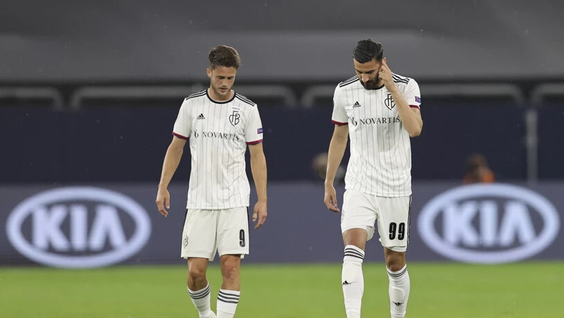 Die enttäuschten Ricky van Wolfswinkel (links) und Kemal Ademi vom FC Basel nach dem Ausscheiden in den Viertelfinals der Europa League gegen Schachtar Donezk