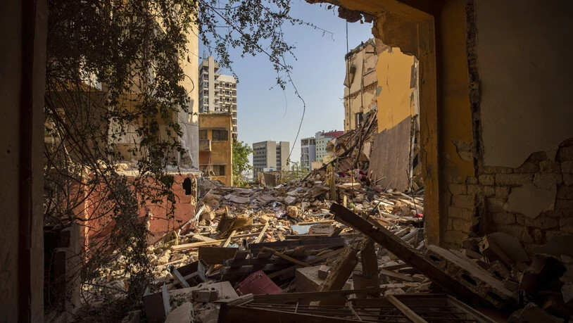 Zerstörte Gebäude und Trümmer sind aus einem Raum zu sehen, in der Nähe des Ortes der verheerenden Explosion im Hafen Beiruts. Foto: Hassan Ammar/AP/dpa