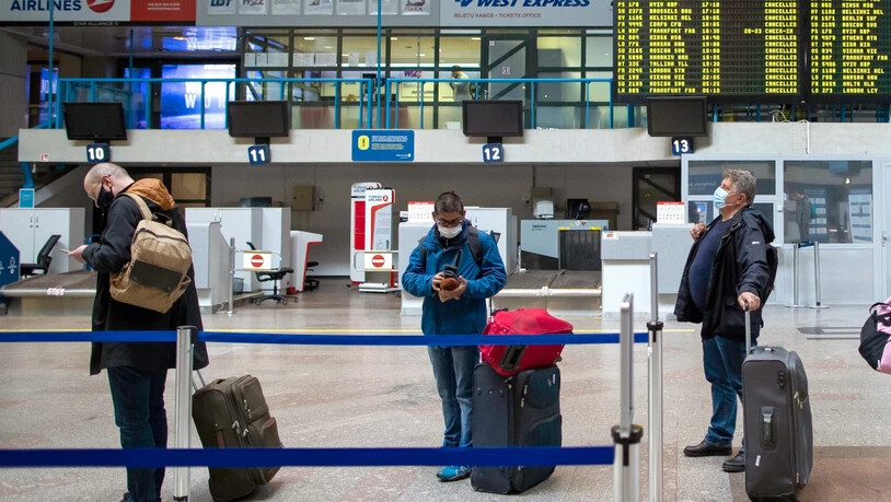 ARCHIV - Passagiere in einer Schlange im Internationalen Flughafen von Vilnius. Foto: Mindaugas Kulbis/AP/dpa