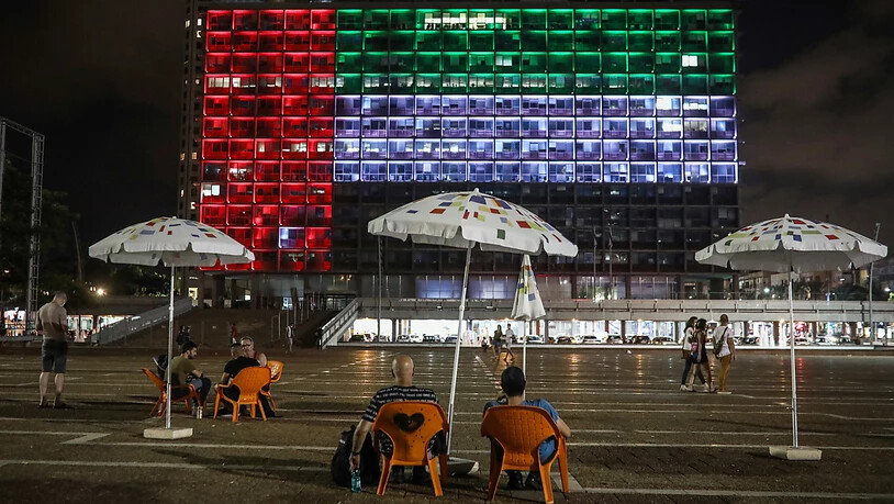 Die beleuchteten Fenster eines Gebäudes in Tel Aviv ergeben die Farben der Nationalflagge der Vereinigten Arabischen Emirate. Foto: Oren Ziv/dpa