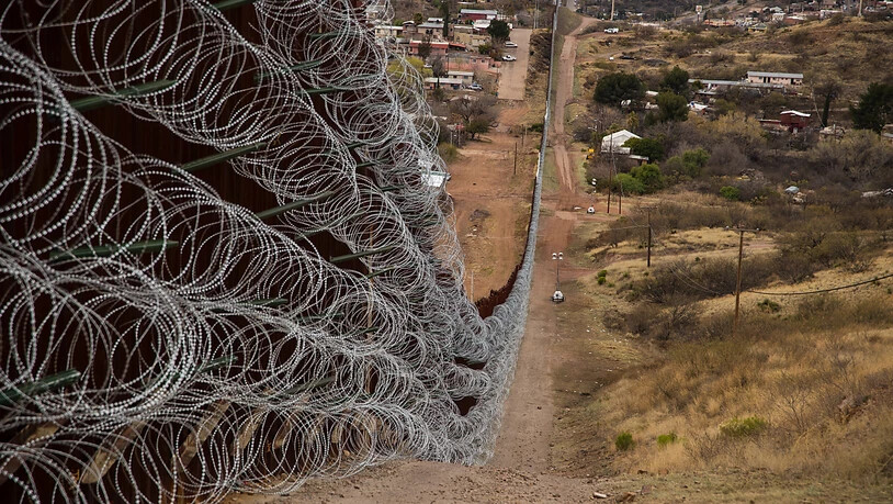 HANDOUT - Auf diesem vom U.S. Customs and Border Protection zur Verfügung gestellten Bild ist der Stacheldraht zu sehen, der entlang der Grenze zwischen Mexiko und USA installiert wurde. Foto: Robert Bushell/US Customs and Border/dpa - ACHTUNG: Nur zur…