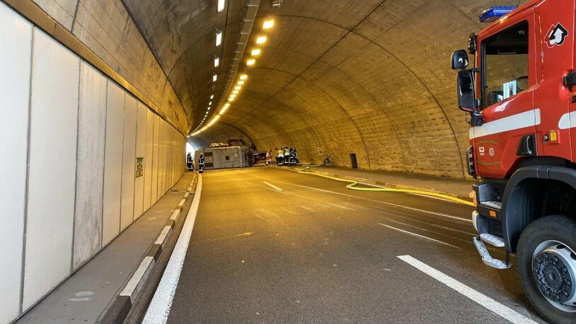 Das Wohnmobil rutschte einige Meter und kam dann in der Mitte des Tunnels zum Stillstand, wodurch beide Fahrspuren blockiert wurden.