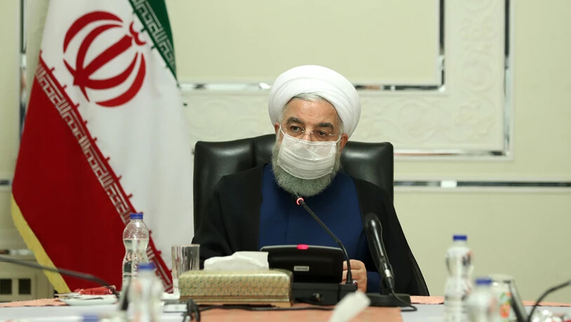 HANDOUT - Hassan Ruhani, Präsident des Iran, trägt einen Mundschutz während er eine Sitzung des Nationalen Komitees zur Bekämpfung des Coronavirus leitet. Foto: -/Iranian Presidency/dpa - ATTENTION: editorial use only and only if the credit mentioned…