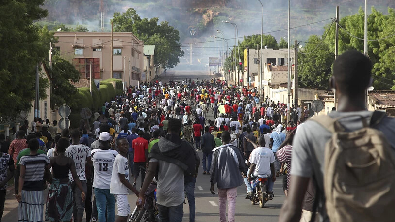 ARCHIV - Demonstranten forderten zuletzt in Mali bei einem Protest den Rücktritt von Präsident Keita. Foto: Baba Ahmed/AP/dpa