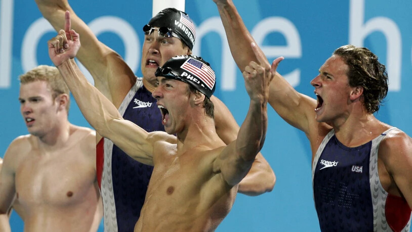 Michael Phelps (Mitte) bejubelt mit Peter Vanderkaay (mit Badekappe im Hintergrund) und Ryan Lochte (rechts) den US-Staffelsieg über 4x200 m Crawl