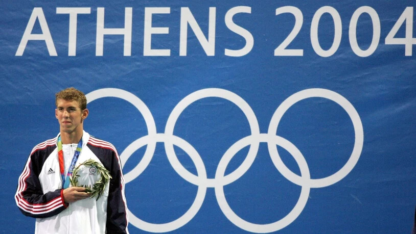 Olympiasieger Michael Phelps bei der Siegerehrung 2004 in Athen über 100 m Delfin