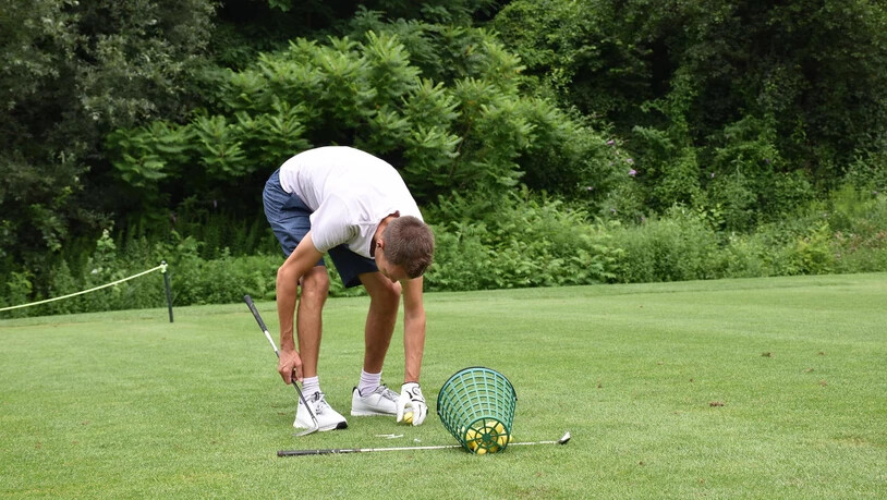 Körperlich anspruchsvoll: Zumindest bücken sollte man sich als Golfspieler noch können. PRESSEBILD
