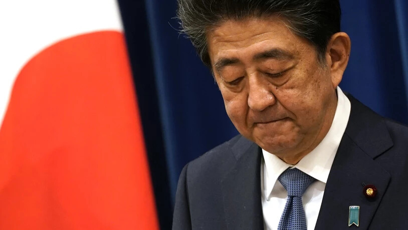 Shinzo Abe, Ministerpräsident von Japan, spricht während einer Pressekonferenz in seiner offiziellen Residenz. Japans rechtskonservativer Regierungschef Abe hat wegen gesundheitlicher Probleme seinen Rücktritt angekündigt. Foto: -/Pool/ZUMA Wire/dpa