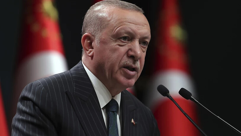 HANDOUT - Recep Tayyip Erdogan, Präsident der Türkei, spricht während einer Fernsehansprache im Anschluss an eine wöchentliche Kabinettssitzung. Foto: --/Turkish Presidency/ AP Pool/dpa - ACHTUNG: Nur zur redaktionellen Verwendung und nur mit…