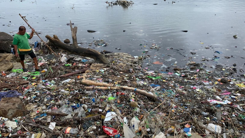 Ein Bauer auf den Philippinen stochert am Coastal Cleanup Day 2019 im angeschwemmten Müll. So schlimm wird es nicht werden, wenn am 19. September mindestens 200 Freiwillige in und am Zürichsee Abfall sammeln. (Archivbild)