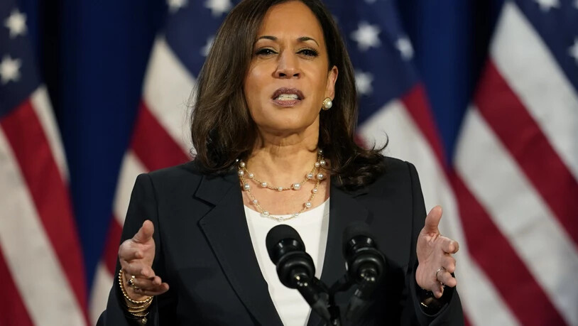 Kamala Harris, demokratische Vize-Präsidentschaftskandidatin, während einer Rede. Foto: Carolyn Kaster/AP/dpa