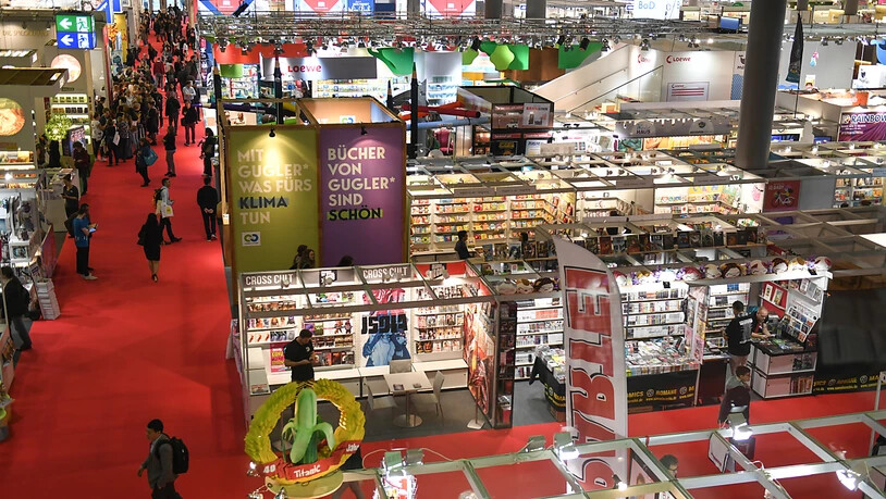 ARCHIV - Blick über eine Ausstellungshalle der Frankfurter Buchmesse. Foto: Jens Kalaene/dpa-Zentralbild/dpa