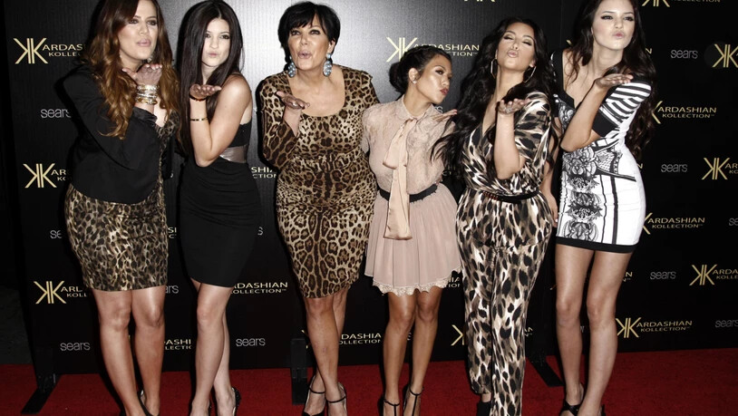 ARCHIV - Khloe Kardashian (l-r), Kylie Jenner, Kris Jenner, Kourtney Kardashian, Kim Kardashian und Kendall Jenner kommen 2011 bei der Kardashian Kollection Launch Party an. Foto: Matt Sayles/AP/dpa