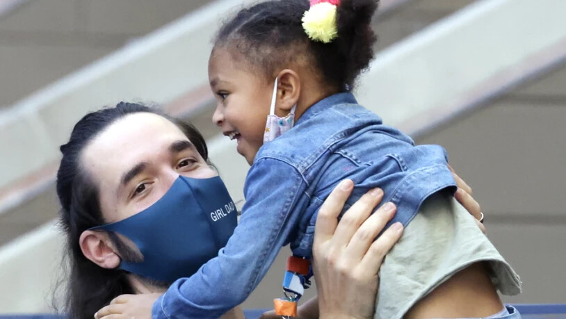 Dank der erfolgreichen Mama im Mittelpunkt: die dreijährige Alexis junior, Tochter von Serena Williams, schaut mit ihrem Vater Alexis Ohanian zu