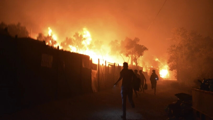 Im Flüchtlingslager Moria auf Lesbos und dessen Umgebung sind mehrere Brände ausgebrochen. Starke Winde fachten die Flammen an. Foto: Panagiotis Balaskas/AP/dpa