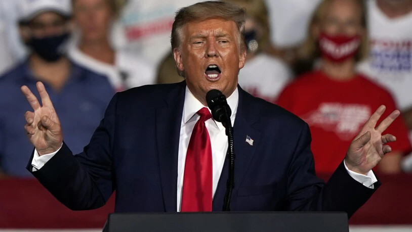 Donald Trump, Präsident der USA, spricht während einer Wahlkampfveranstaltung. Foto: Chris Carlson/AP/dpa