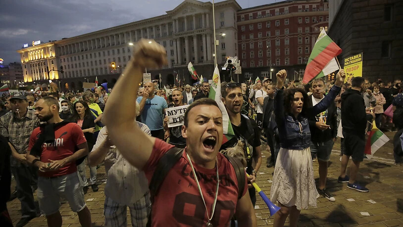 Demonstranten protestieren vor dem Gebäude der Nationalversammlung in Sofia. Foto: Valentina Petrova/AP/dpa