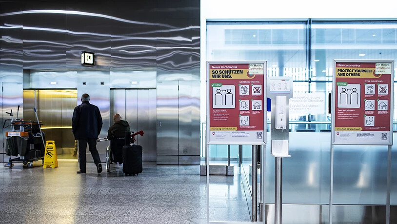 Nach wie vor fliegen weniger Passagiere über den Zürcher Flughafen: ein Plakat weist Fluggäste auf die Hygienemassnahmen hin.