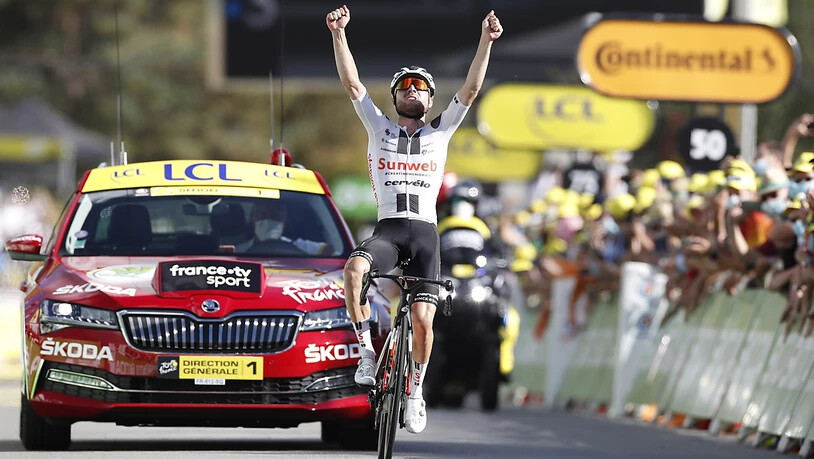 Marc Hirschi konnte angesichts seines grossen Vorsprungs den Sieg in Sarran Corrèze ausgiebig bejubeln