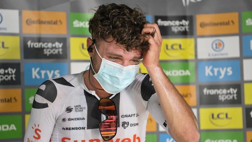 Siegerinterview mit Maske: Marc Hirschi nach seinem Solo-Triumph in der 12. Etappe der 107. Tour de France