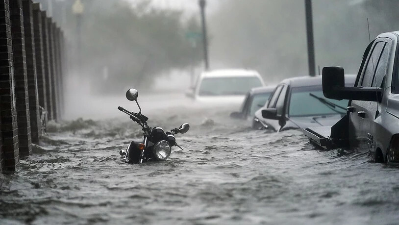 dpatopbilder - Fahrzeuge stehen auf einer überfluteten Straße. Hurrikan «Sally» ist an der US-Golfküste auf Land getroffen. Foto: Gerald Herbert/AP/dpa