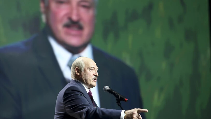 Alexander Lukaschenko (M), Präsident von Belarus, gestikuliert bei einer Rede. Foto: Uncredited/TUT.by/AP/dpa